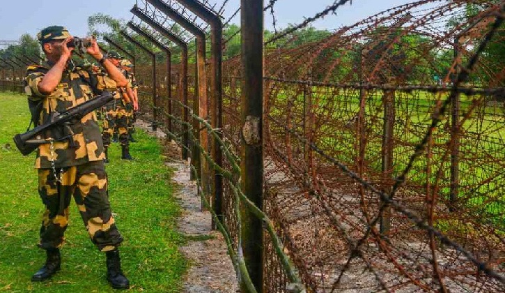 সীমান্তে কাঁটাতারের বেড়া নির্মাণে বিএসএফকে জমি দিচ্ছে পশ্চিমবঙ্গ
