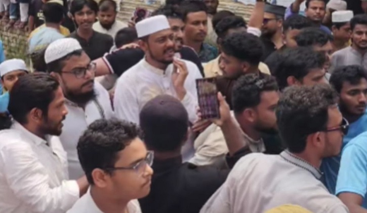 ঝিনাইদহে নাসীরুদ্দীন পাটওয়ারীর ওপর ডিম নিক্ষেপ