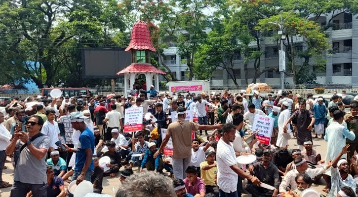 উচ্ছেদ অভিযানের বিরুদ্ধে থালা বাটি নিয়ে রাজপথে সিলেটের হকাররা