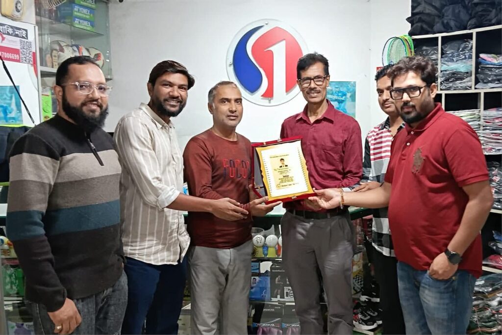 বাংলাদেশ যুব ও ক্রীড়া অধিদপ্তরের সাবেক সহকারী পরিচালক মো: তারিকুজ্জামান নান্নুকে মিজানুর রহমান ও ব্রাদার্স ইউনিয়ন ক্লাবের সম্মাননা প্রদান।