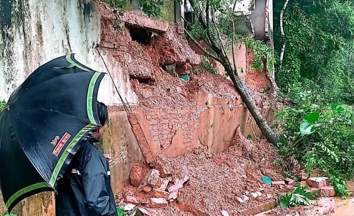 টানা বৃষ্টিতে সিলেটে টিলা ধস, ভেঙে পড়ল বাড়ির গার্ডওয়াল