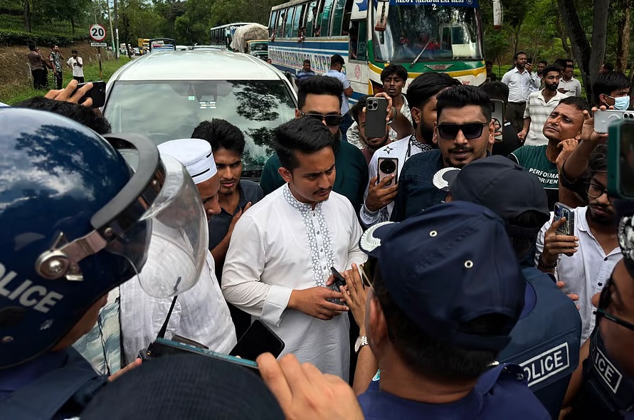 শ্রীমঙ্গলে ব্যারিকেড ভেঙে হবিগঞ্জে এনসিপি নেতারা