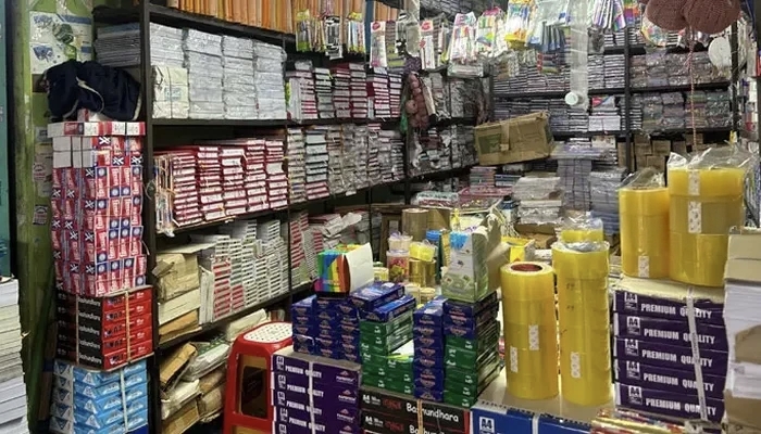 নীরবে বাড়ছে শিক্ষার খরচ: ৫ টাকার কলম ৭ টাকা, দ্বিগুণের পথে খাতার দাম