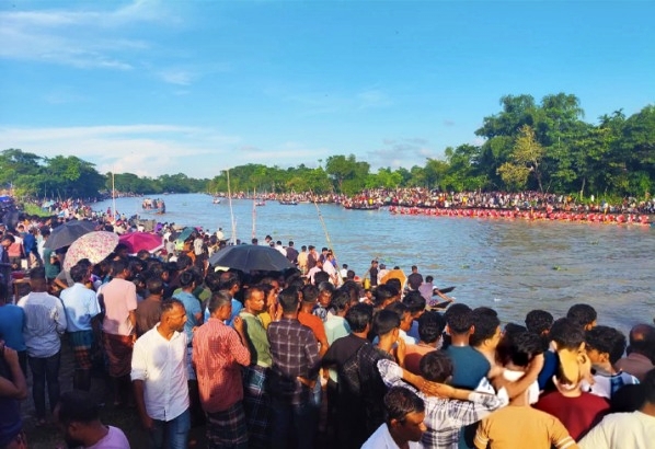 বাঁধা ডিঙ্গিয়ে সোনাই নদীতে জমজমাট নৌকাবাইচ অনুষ্ঠিত