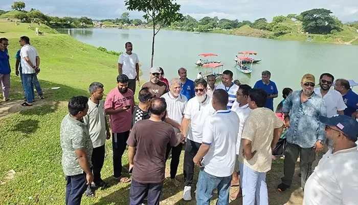 প্রটোকল ছাড়াই বন্ধুদের সঙ্গে টাঙ্গুয়ার হাওরে প্রতিমন্ত্রী হাবিবুর