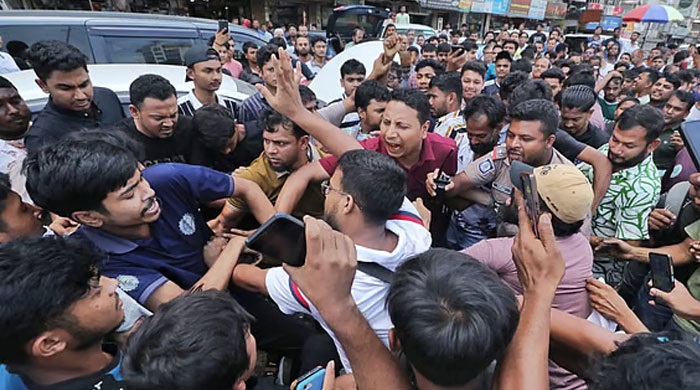 রাজধানীতে আওয়ামী লীগে ঝটিকা মিছিল থেকে ককটেল বিস্ফোরণ, গ্রেফতার ৪