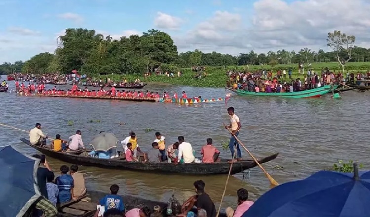 বিয়ানীবাজারের সোনাই নদীতে নৌকাবাইচ দেখতে হাজারো মানুষ