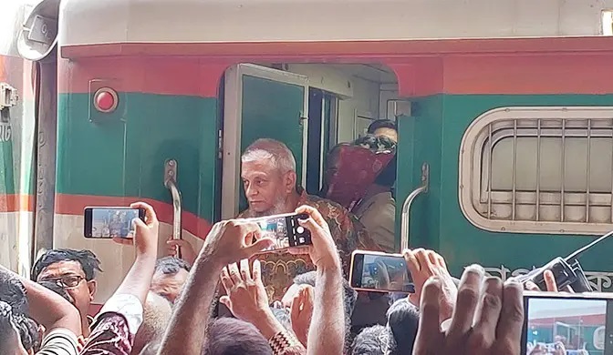 স্টেশনে গিয়ে জনসাধারণের কাছে সার্বিক সমস্যার কথা শুনলেন মন্ত্রী