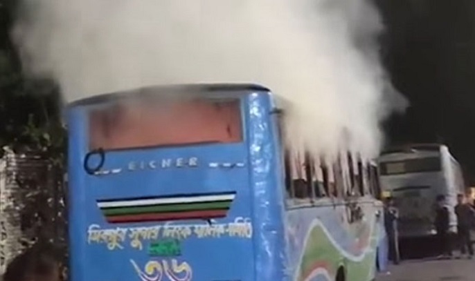 রাজধানীতে যাত্রীবাহী বাসে আগুন