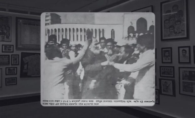 এবার ডাকসুতে সাঁটানো হলো গোলাম আযমকে জুতাপেটার ছবি