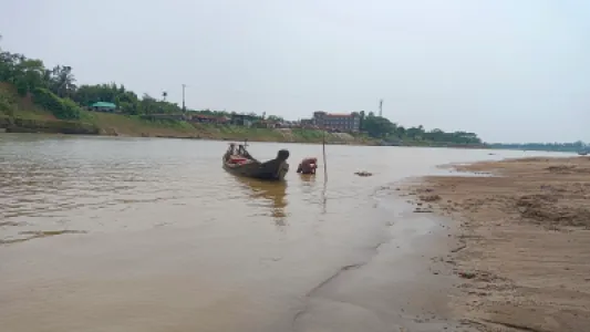 সিলেটের লোভাছড়া থেকে আটগ্রাম, ১৫ কিলোমিটার নদীপথে পাথর লুট