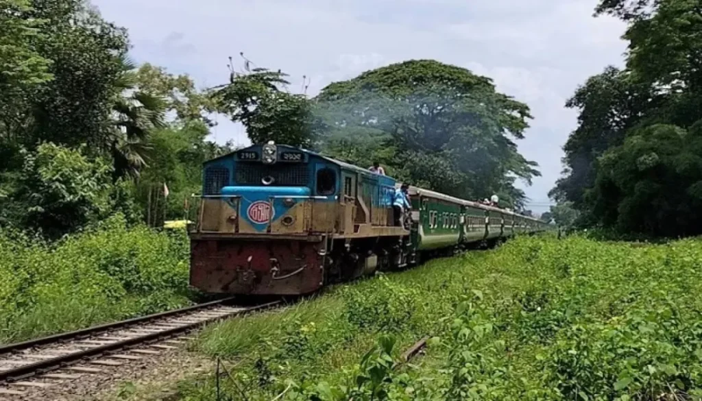 ইঞ্জিন সংকটে কালনী এক্সপ্রেস, উঠলেই শুরু অপেক্ষা