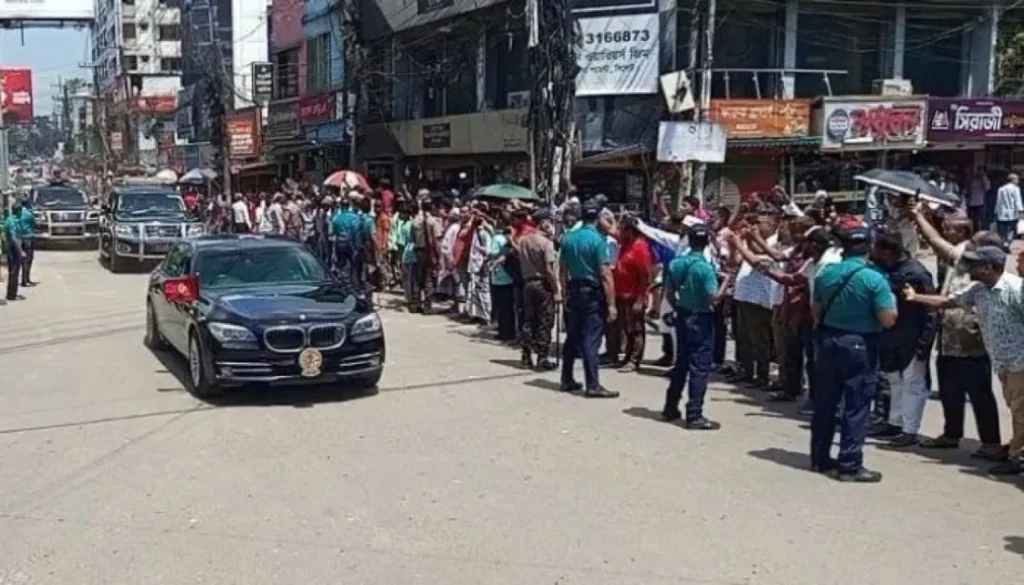 রাষ্ট্রপতিকে একনজর দেখতে সড়কের পাশে মানুষের ভিড়