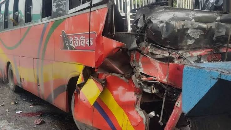 ফেনীর মুহুরীগঞ্জে বাস-কাভার্ড ভ্যান সংঘর্ষে নিহত ৩ জন