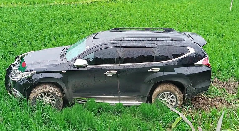 প্রতিমন্ত্রী ও তাঁর স্ত্রীকে বহনকারী গাড়ি নিয়ন্ত্রণ হারিয়ে ধানক্ষেতে