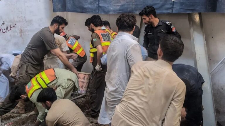 পাকিস্তানের পেশোয়ারে স্কুলের ছাদ ধসে ২৭ শিশুসহ নিহত ২৮