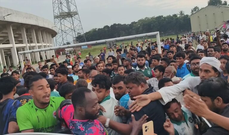 বাংলাদেশি ফুটবলারকে আছাড় মারলেন নাইজেরিয়ান খেলোয়াড়