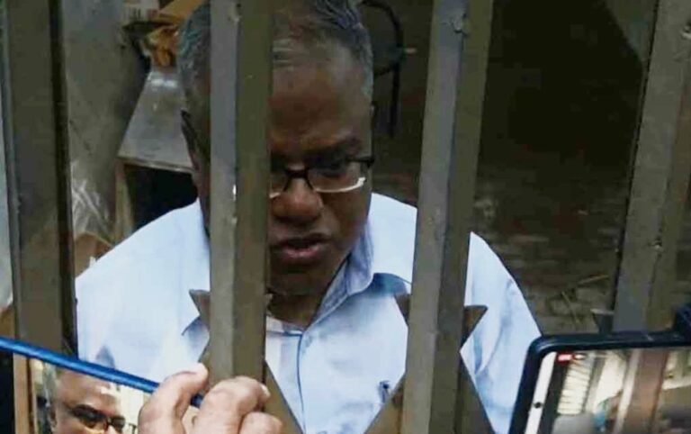 ৩০ ঘণ্টা পর পুলিশ পাহারায় ক্যাম্পাস ছাড়লেন চুয়েট উপাচার্য